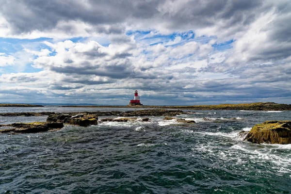 Longstone Lighthouse งอย บนหม เกาะ Farne านนอกบนชายฝ Northumberland ในภาคเหน อของอ — ภาพถ่ายสต็อก