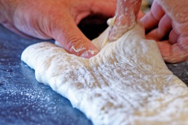 Ekmek yapma: bir mutfakta şef geleneksel Fransız ekmeği yapmaya başlar. Adı Ficelle 'dir. İpin Fransızcası. 