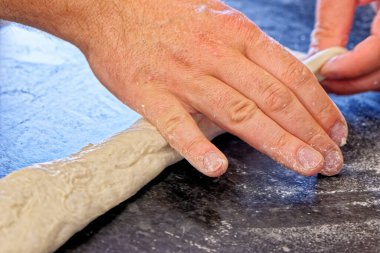 Ekmek yapma: bir mutfakta şef geleneksel Fransız ekmeği yapmaya başlar. Adı Ficelle 'dir. İpin Fransızcası. 