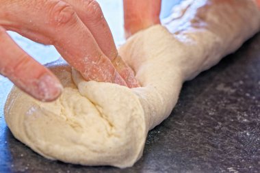 Ekmek yapma: bir mutfakta şef geleneksel Fransız ekmeği yapmaya başlar. Adı Ficelle 'dir. İpin Fransızcası. 