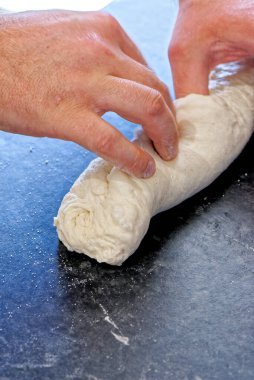 Ekmek yapma: bir mutfakta şef geleneksel Fransız ekmeği yapmaya başlar. Adı Ficelle 'dir. İpin Fransızcası. 