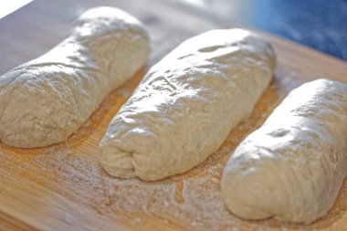 Ekmek yapma: bir mutfakta şef geleneksel Fransız ekmeği yapmaya başlar. Adı Ficelle 'dir. İpin Fransızcası. 