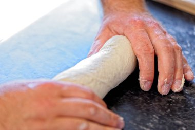 Ekmek yapma: bir mutfakta şef geleneksel Fransız ekmeği yapmaya başlar. Adı Ficelle 'dir. İpin Fransızcası. 