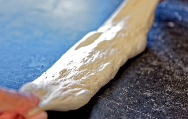 Ekmek yapma: bir mutfakta şef geleneksel Fransız ekmeği yapmaya başlar. Adı Ficelle 'dir. İpin Fransızcası. 