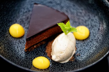 Portakallı ve enginarlı, iştah açıcı, çikolatalı turtayı kapat.