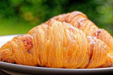 Taze kruvasan, puf böreği ve tereyağlı Fransız kruvasanı. Yemek ve kahvaltı konsepti. Tatlıların ve taze hamur işlerinin detayları