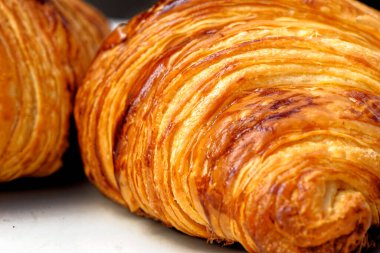 Taze kruvasan, puf böreği ve tereyağlı Fransız kruvasanı. Yemek ve kahvaltı konsepti. Tatlıların ve taze hamur işlerinin detayları