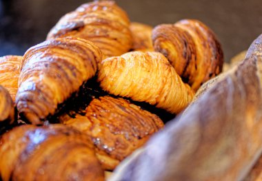 Pasta kruvasanları, çikolatalı pastalar ve Fransız ekmeği çeşitleri - Fransız pastanesi