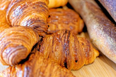 Pasta kruvasanları, çikolatalı pastalar ve Fransız ekmeği çeşitleri - Fransız pastanesi