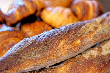 Pasta kruvasanları, çikolatalı pastalar ve Fransız ekmeği çeşitleri - Fransız pastanesi