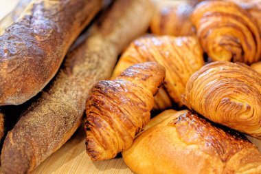 Pasta kruvasanları, çikolatalı pastalar ve Fransız ekmeği çeşitleri - Fransız pastanesi
