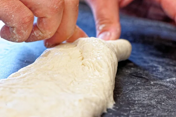 Fabricación Pan Una Cocina Chef Propone Hacer Baguettes Tradicionales Francesas — Foto de Stock