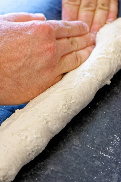 Fabricación Pan Una Cocina Chef Propone Hacer Baguettes Tradicionales Francesas — Foto de Stock