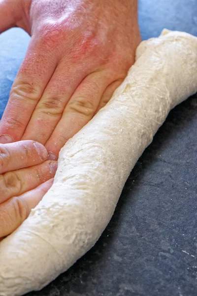 Fabricación Pan Una Cocina Chef Propone Hacer Baguettes Tradicionales Francesas — Foto de Stock