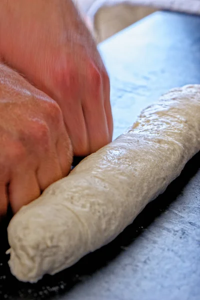 Fabricación Pan Una Cocina Chef Propone Hacer Baguettes Tradicionales Francesas — Foto de Stock