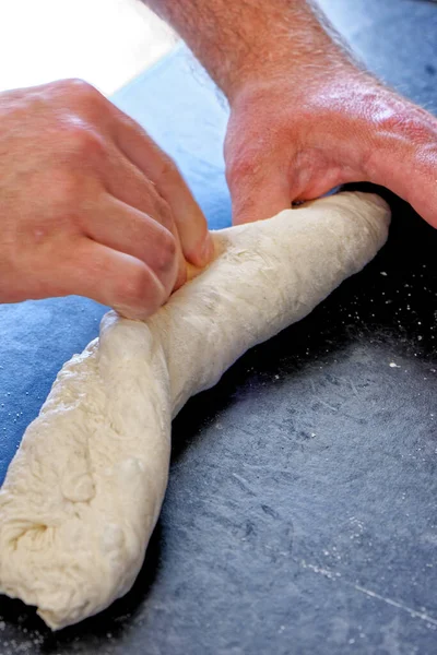 빵만드는 부엌에서 요리사는 전통적 프랑스어 바게트를 만드는 — 스톡 사진