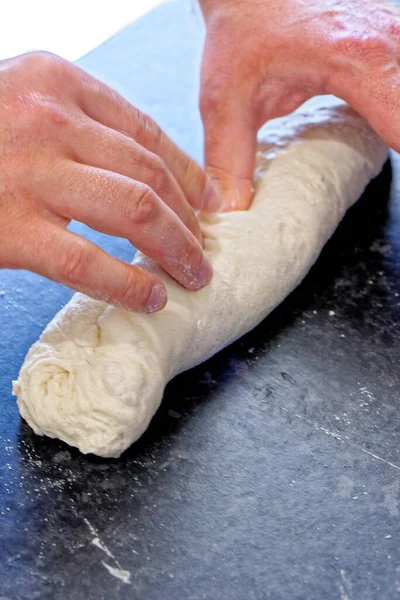 Fabricación Pan Una Cocina Chef Propone Hacer Baguettes Tradicionales Francesas — Foto de Stock