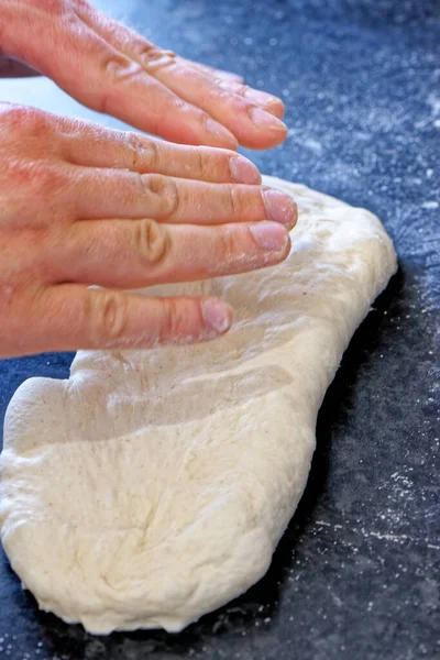 Fabricación Pan Una Cocina Chef Propone Hacer Baguettes Tradicionales Francesas — Foto de Stock