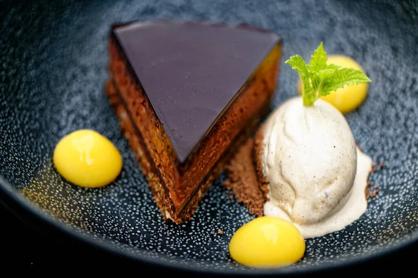Zbliżenie Apetyczny Dark Chocolate Tart Pomarańczowym Żelem Lodami Karczocha — Zdjęcie stockowe