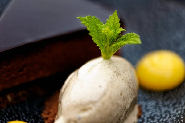 Nahaufnahme Von Appetitanregender Dunkler Schokoladentorte Mit Orangengel Und Artischockeneis — Stockfoto