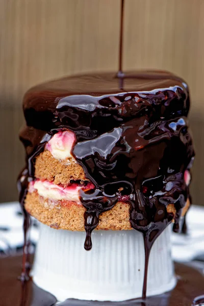 ブラックフォレストケーキ Schwarzwalder Kirschtorteケーキ プレート上にダークチョコレートとブラックフォレストガトー — ストック写真