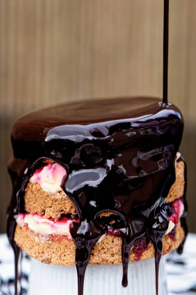 ブラックフォレストケーキ Schwarzwalder Kirschtorteケーキ プレート上にダークチョコレートとブラックフォレストガトー — ストック写真