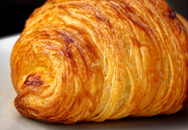 Čerstvý Croissant Listové Těsto Francouzský Croissant Máslem Talíři Jídlo Snídaně — Stock fotografie