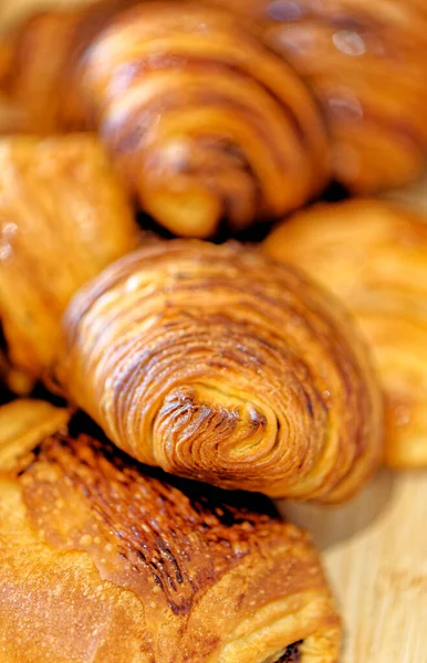 Croissant Fresco Hojaldre Croissant Francés Con Mantequilla Plato Concepto Comida —  Fotos de Stock