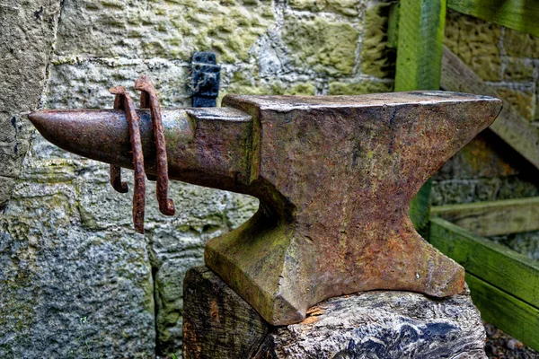 英国诺森伯兰郡福特村和伊塔尔市美丽的老式展示 配有铁锹和老旧的马蹄铁 — 图库照片