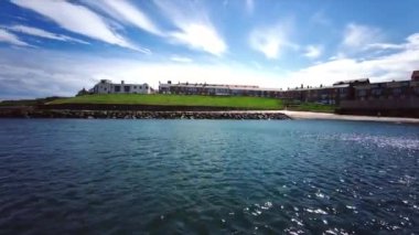 Deniz Evleri Limanı 'nda güzel açık bir günde denize açılmak - Northumberland, İngiltere - 12 Haziran 2021