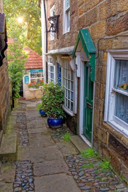 Robin Hood Körfezi - küçük bir balıkçı köyü ve Kuzey York Moors Ulusal Parkı 'nda bir körfez. Robin Hood Körfezi Köy sokak sahneleri - Kuzey Yorkshire, İngiltere