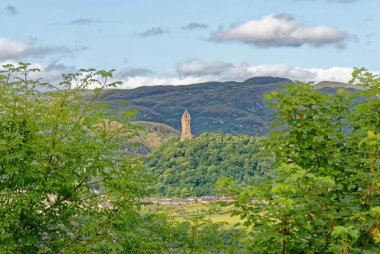 Wallace Anıtı, 1869 'da inşa edilen gotik stil kulesi, Sör William Wallace' ın Forth Valley - Stirling, İskoçya - 16 Temmuz 2021