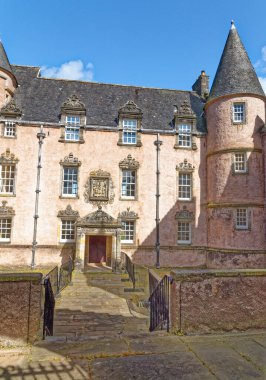 Stirling Şatosu 'nun girişi güneşli bir günde Stirling, İskoçya' daki Castle Hill 'deki uçurumda - 16 Temmuz 2021