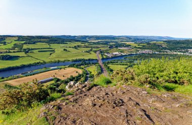 Kinnoull Tepesi 'nin manzarası, Perth. İskoçya, Birleşik Krallık Friarton Köprüsü 'nün M90 otoyolunu taşıdığını gösteriyor. 17 Temmuz 2021