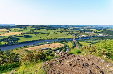 Kinnoull Tepesi 'nin manzarası, Perth. İskoçya, Birleşik Krallık Friarton Köprüsü 'nün M90 otoyolunu taşıdığını gösteriyor. 17 Temmuz 2021