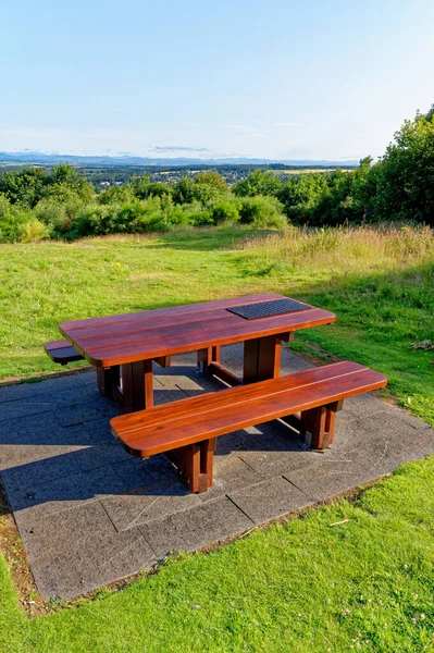 金诺山林地公园的野餐桌 苏格兰 联合王国 2021年7月17日 — 图库照片