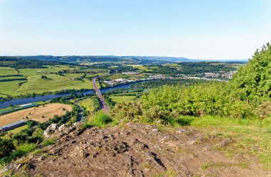 Kinnoull Tepesi 'nin manzarası, Perth. İskoçya, Birleşik Krallık Friarton Köprüsü 'nün M90 otoyolunu taşıdığını gösteriyor. 17 Temmuz 2021