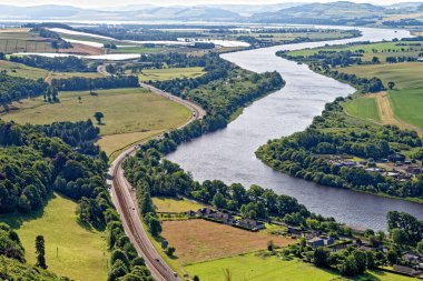 Tay-Perth nehrinin Kinnoull tepesinden görüntü. İskoçya, Birleşik Krallık. 17 Temmuz 2021
