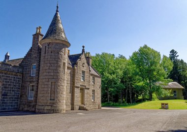 Balmoral İskoç Kraliyet İskoç Baroniyeri tarzı yaz şatosu ve toprakları; Avrupa, İngiltere, İskoçya, Aberdeenshire, Balmoral kalesi, Britanya Kraliyet Ailesi 'nin yazlık ikametgahı - 17 Temmuz 2021