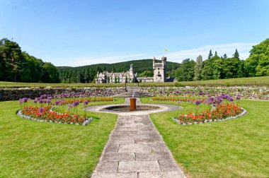 Balmoral İskoç Kraliyet İskoç Baroniyeri tarzı yaz şatosu ve toprakları; Avrupa, İngiltere, İskoçya, Aberdeenshire, Balmoral kalesi, Britanya Kraliyet Ailesi 'nin yazlık ikametgahı - 17 Temmuz 2021