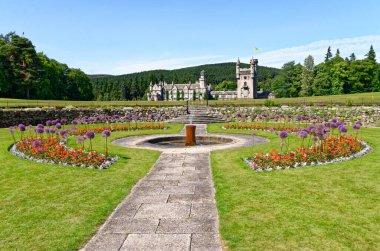 Balmoral İskoç Kraliyet İskoç Baroniyeri tarzı yaz şatosu ve toprakları; Avrupa, İngiltere, İskoçya, Aberdeenshire, Balmoral kalesi, Britanya Kraliyet Ailesi 'nin yazlık ikametgahı - 17 Temmuz 2021