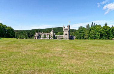 Balmoral İskoç Kraliyet İskoç Baroniyeri tarzı yaz şatosu ve toprakları; Avrupa, İngiltere, İskoçya, Aberdeenshire, Balmoral kalesi, Britanya Kraliyet Ailesi 'nin yazlık ikametgahı - 17 Temmuz 2021