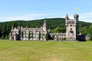 Balmoral İskoç Kraliyet İskoç Baroniyeri tarzı yaz şatosu ve toprakları; Avrupa, İngiltere, İskoçya, Aberdeenshire, Balmoral kalesi, Britanya Kraliyet Ailesi 'nin yazlık ikametgahı - 17 Temmuz 2021
