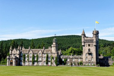 Balmoral İskoç Kraliyet İskoç Baroniyeri tarzı yaz şatosu ve toprakları; Avrupa, İngiltere, İskoçya, Aberdeenshire, Balmoral kalesi, Britanya Kraliyet Ailesi 'nin yazlık ikametgahı - 17 Temmuz 2021