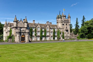 Balmoral İskoç Kraliyet İskoç Baroniyeri tarzı yaz şatosu ve toprakları; Avrupa, İngiltere, İskoçya, Aberdeenshire, Balmoral kalesi, Britanya Kraliyet Ailesi 'nin yazlık ikametgahı - 17 Temmuz 2021
