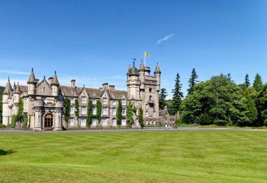 Balmoral İskoç Kraliyet İskoç Baroniyeri tarzı yaz şatosu ve toprakları; Avrupa, İngiltere, İskoçya, Aberdeenshire, Balmoral kalesi, Britanya Kraliyet Ailesi 'nin yazlık ikametgahı - 17 Temmuz 2021