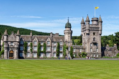 Balmoral İskoç Kraliyet İskoç Baroniyeri tarzı yaz şatosu ve toprakları; Avrupa, İngiltere, İskoçya, Aberdeenshire, Balmoral kalesi, Britanya Kraliyet Ailesi 'nin yazlık ikametgahı - 17 Temmuz 2021