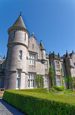 Balmoral İskoç Kraliyet İskoç Baroniyeri tarzı yaz şatosu ve toprakları; Avrupa, İngiltere, İskoçya, Aberdeenshire, Balmoral kalesi, Britanya Kraliyet Ailesi 'nin yazlık ikametgahı - 17 Temmuz 2021