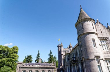 Balmoral İskoç Kraliyet İskoç Baroniyeri tarzı yaz şatosu ve toprakları; Avrupa, İngiltere, İskoçya, Aberdeenshire, Balmoral kalesi, Britanya Kraliyet Ailesi 'nin yazlık ikametgahı - 17 Temmuz 2021