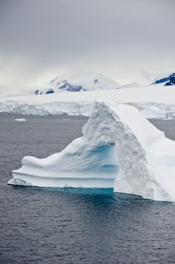 Şeklinde Buzdağı Antarktika - sekmeli Iceberg - Pinnacle